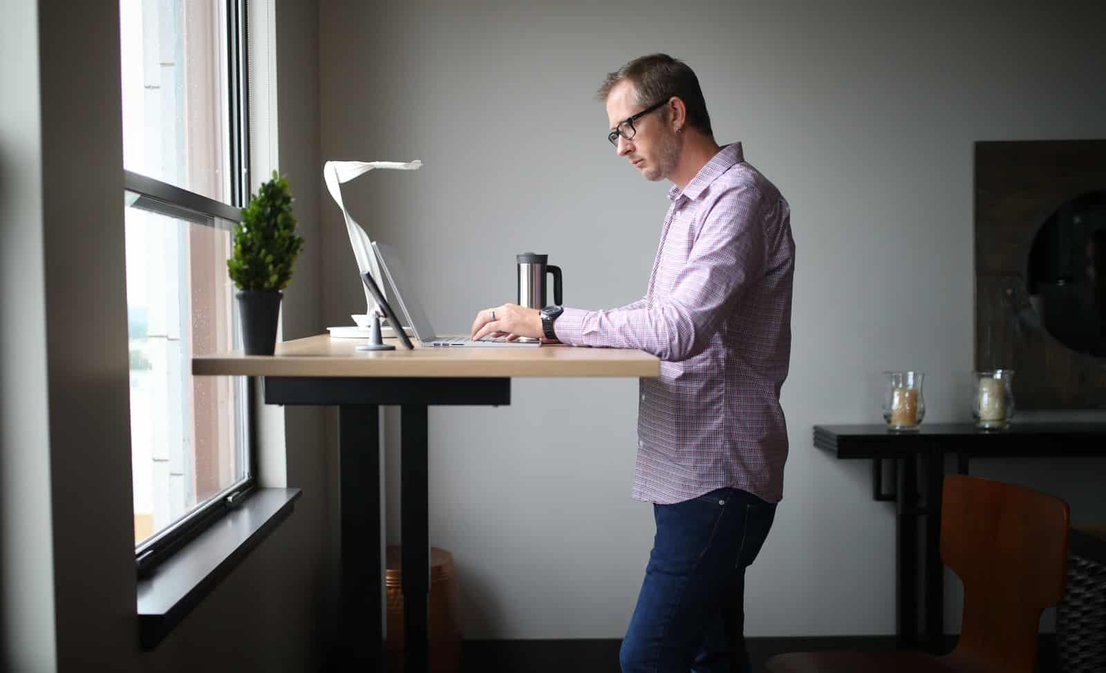 Easy Way To choose best Standing Desk for your Workspace