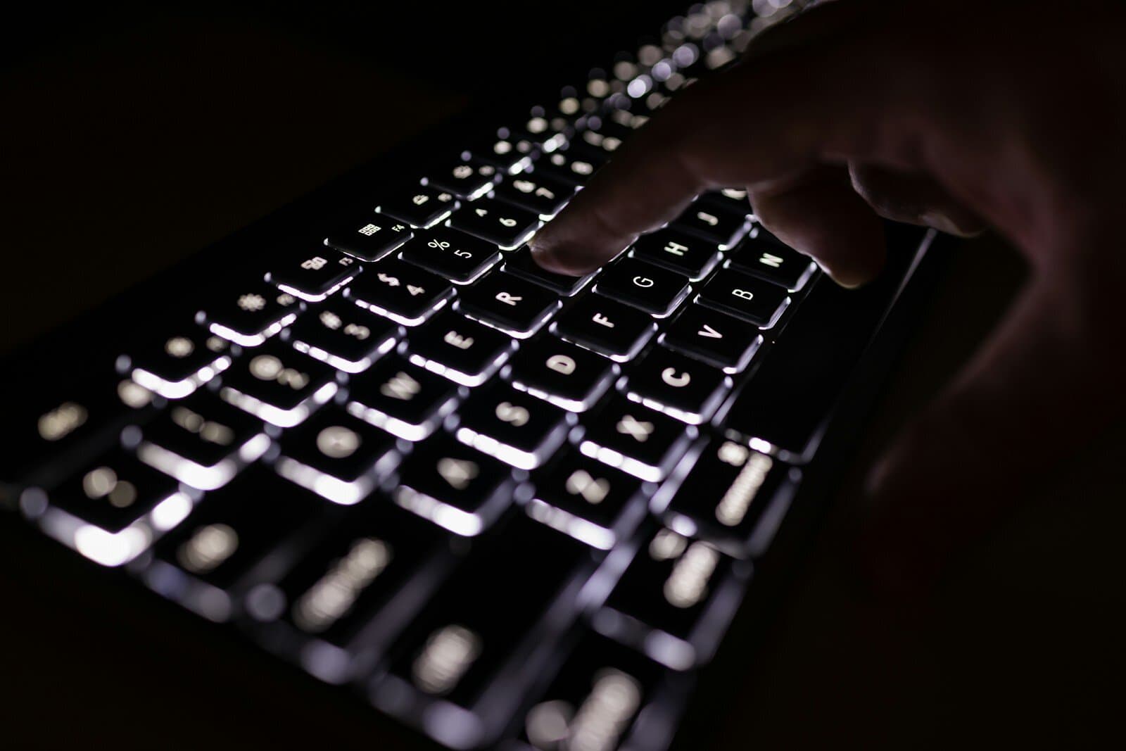 Cyberattaques : Pourquoi les Hackers Peuvent Viser les Marketeurs Digitaux